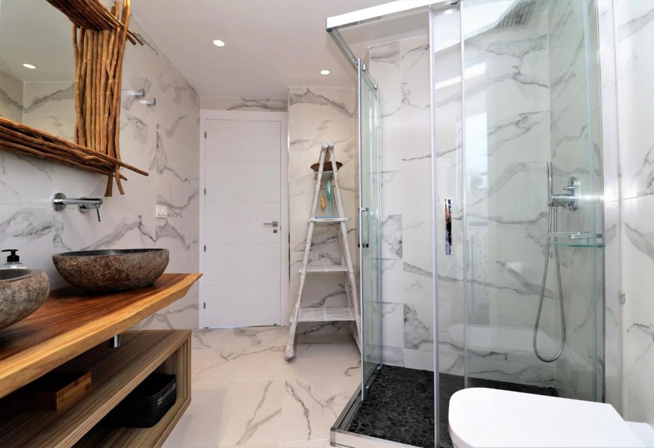 Luxurious 2-bedroom With Stunning Views, 1st Line On Levante Beach, Apartamento
